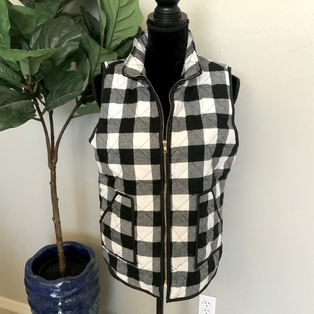 🌟NEW W/TAG 😍Black and White plaid Zip up Vest
